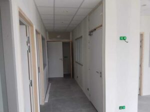 Couloir de cloisons sèches Dalles de faux plafond EURL LE MAGUER